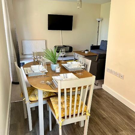 Spacious 2-Bedroom House With Free Parking Chatham  Exteriér fotografie