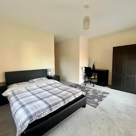 Spacious 2-Bedroom House With Free Parking Chatham  Exteriér fotografie