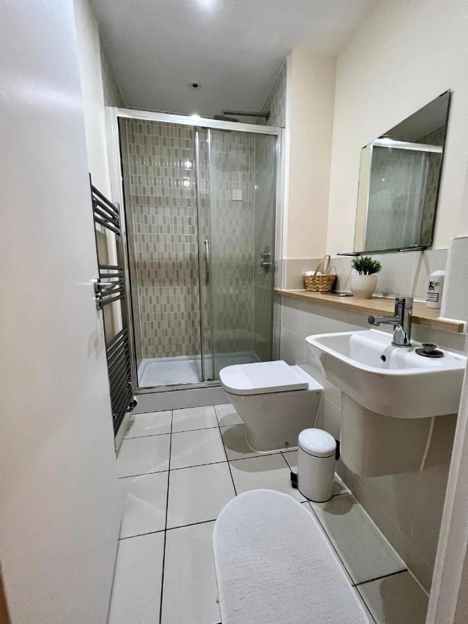 Spacious 2-Bedroom House With Free Parking Chatham  Exteriér fotografie