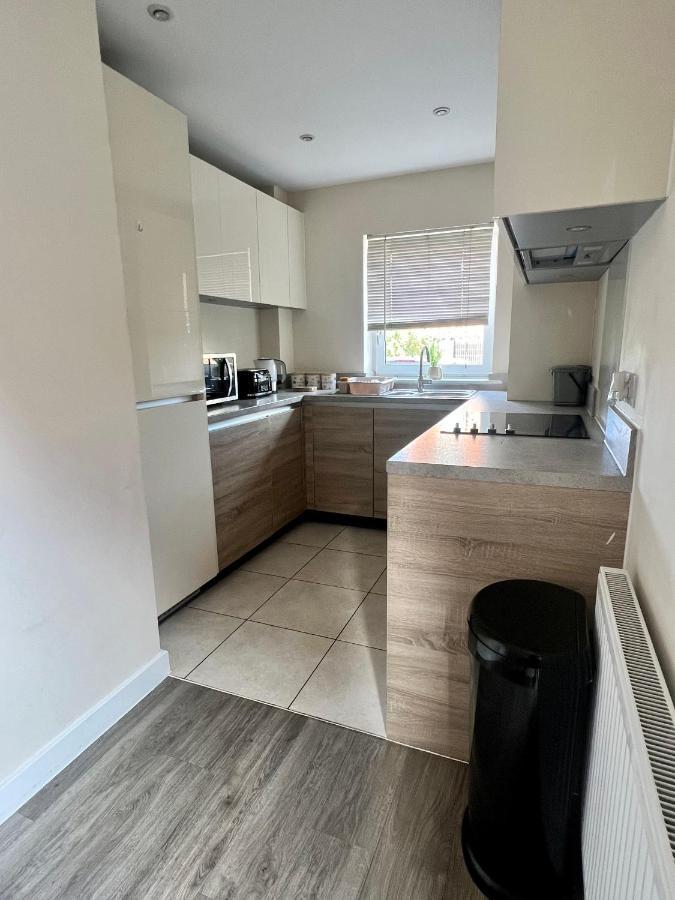 Spacious 2-Bedroom House With Free Parking Chatham  Exteriér fotografie