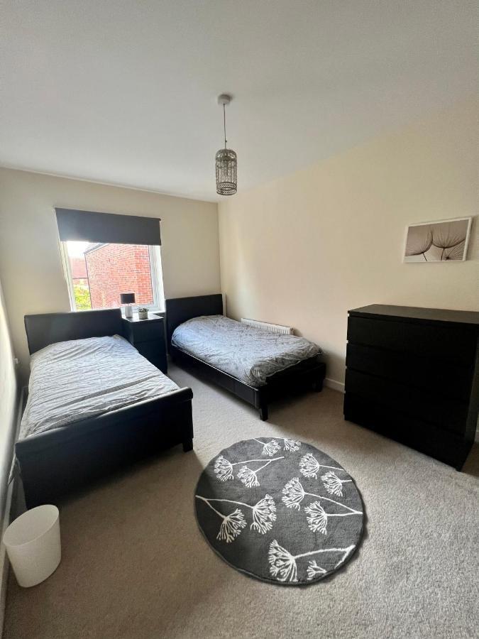 Spacious 2-Bedroom House With Free Parking Chatham  Exteriér fotografie