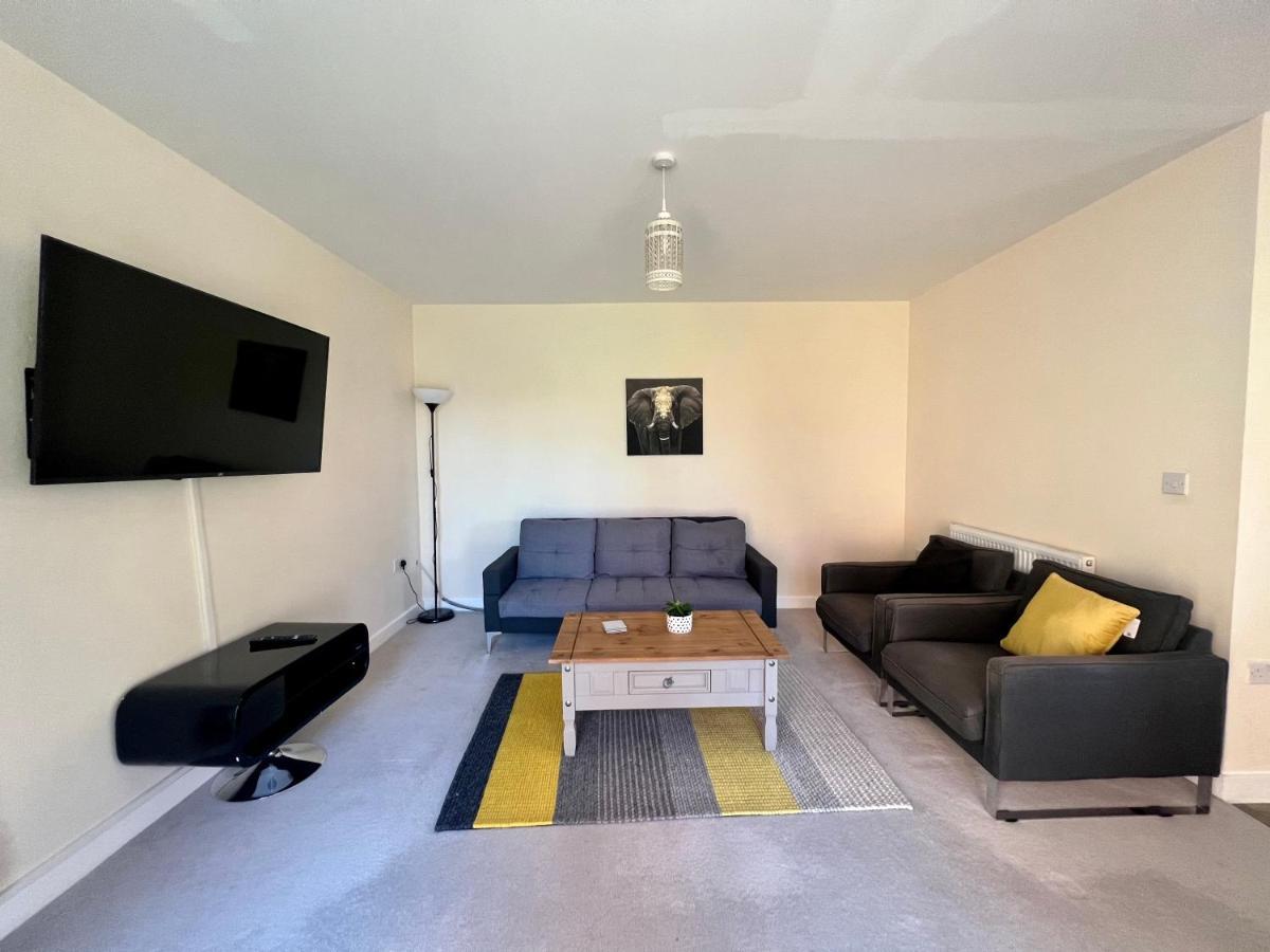 Spacious 2-Bedroom House With Free Parking Chatham  Exteriér fotografie