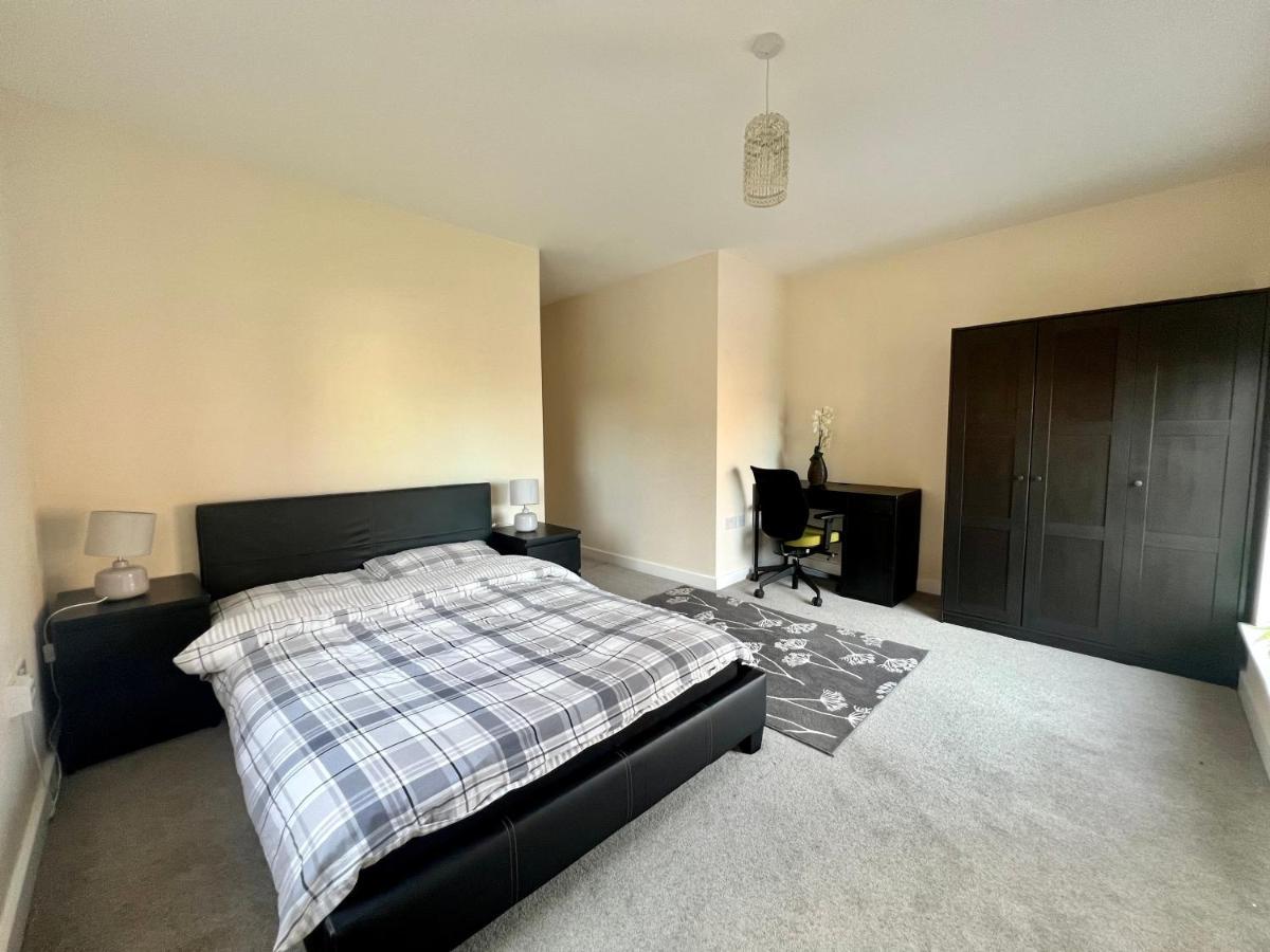 Spacious 2-Bedroom House With Free Parking Chatham  Exteriér fotografie
