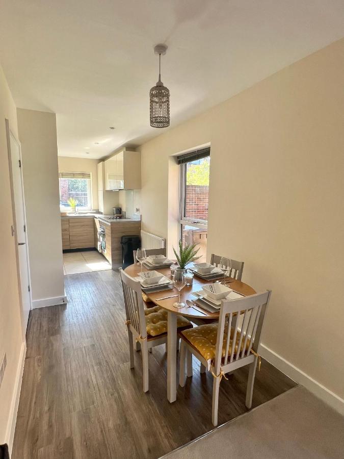 Spacious 2-Bedroom House With Free Parking Chatham  Exteriér fotografie