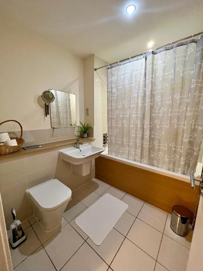 Spacious 2-Bedroom House With Free Parking Chatham  Exteriér fotografie
