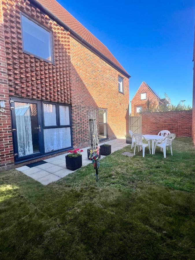 Spacious 2-Bedroom House With Free Parking Chatham  Exteriér fotografie